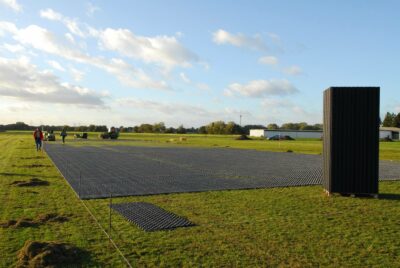 Grasflaechen mähen vor Verlegung mit Paddockmatten