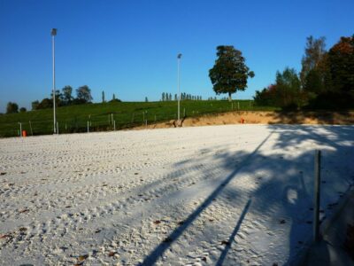 Neue Bodenbefestigung auf Reitplatz mit Paddockplatten von novus:HM