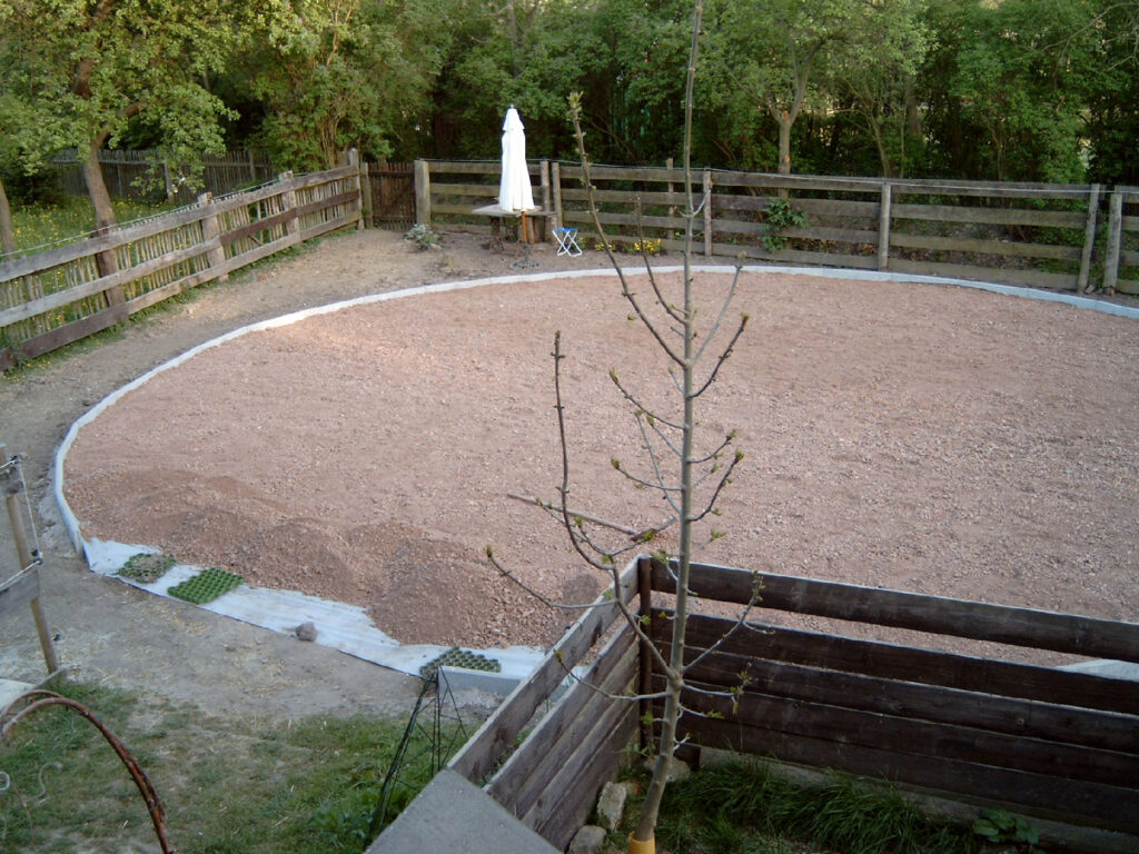 Bodenbefestigung im Roundpen mit Unterbau
